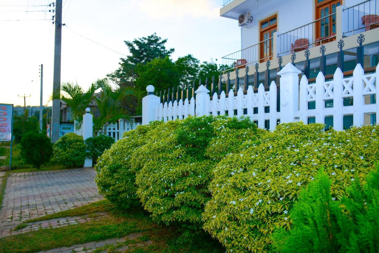 Hotel Kiyara Дамбула Екстериор снимка